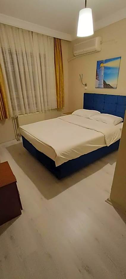 Hotel Crowded House