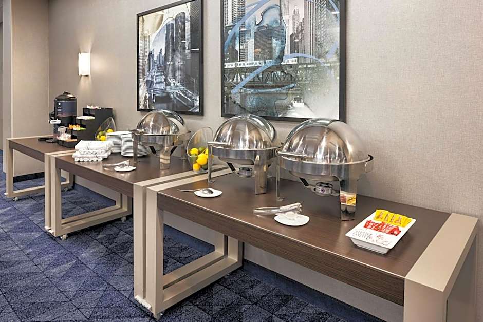 Courtyard by Marriott Chicago Downtown/River North