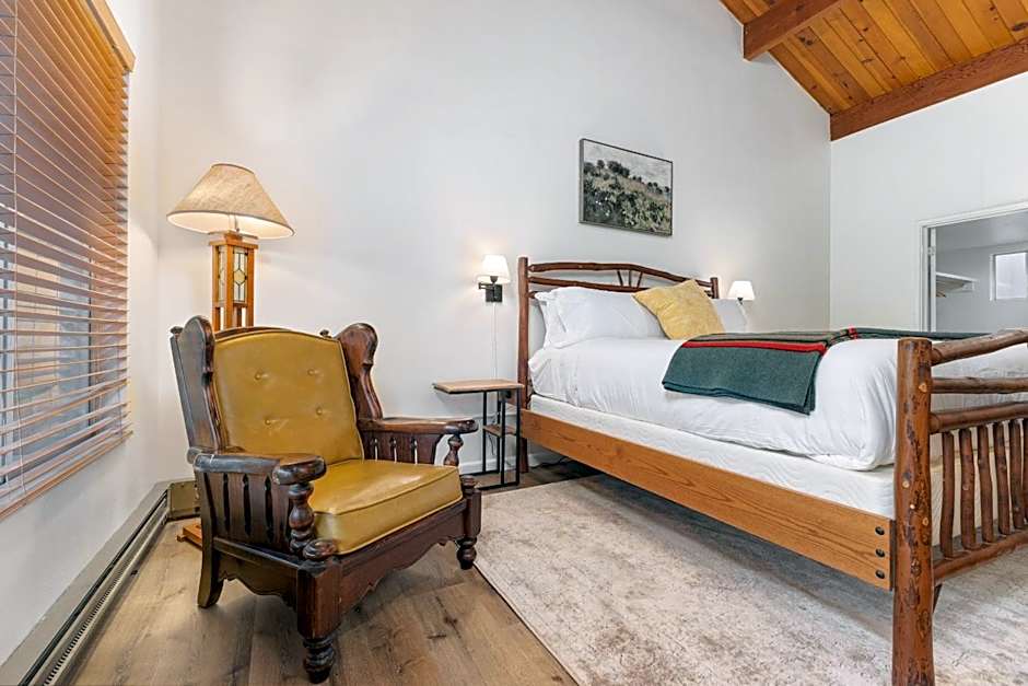 Camp Nelson Lodge Room 6