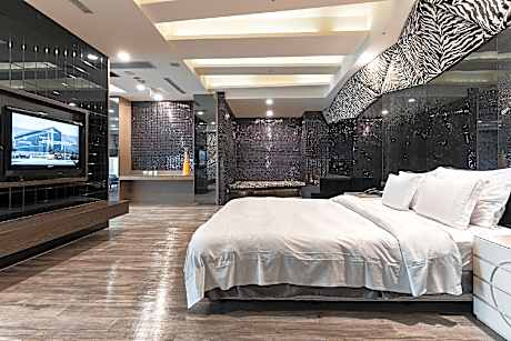 Preferred Club Swim Up Suite King Bed