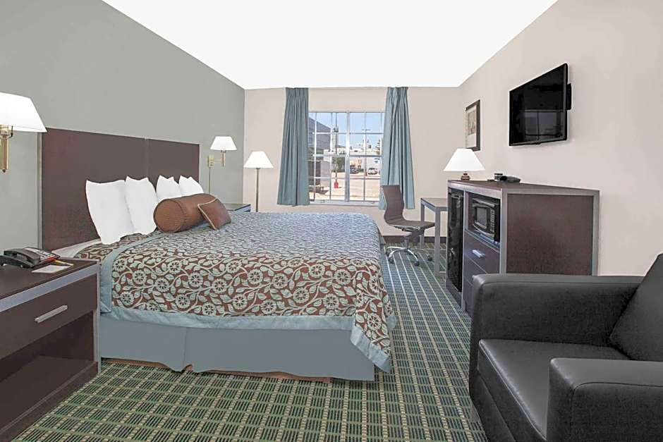 Days Inn by Wyndham Market Center Dallas