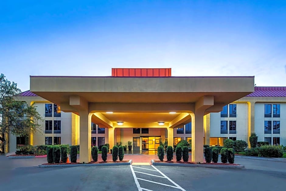 Oakland Airport Arena Hotel