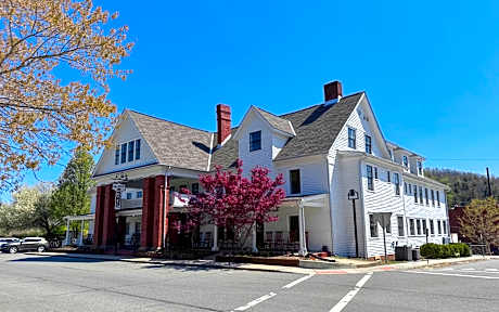 The NuWray Hotel & Carriage House