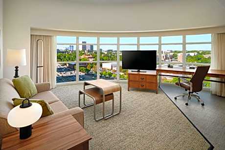 1 King Bed 1 Bedroom Corner Suite