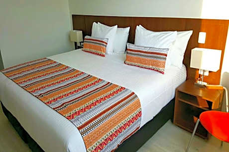 1 King Bed, Non-Smoking, Wi-Fi, Air-Conditioned, Safe, Coffee And Tea Maker, Mini Bar