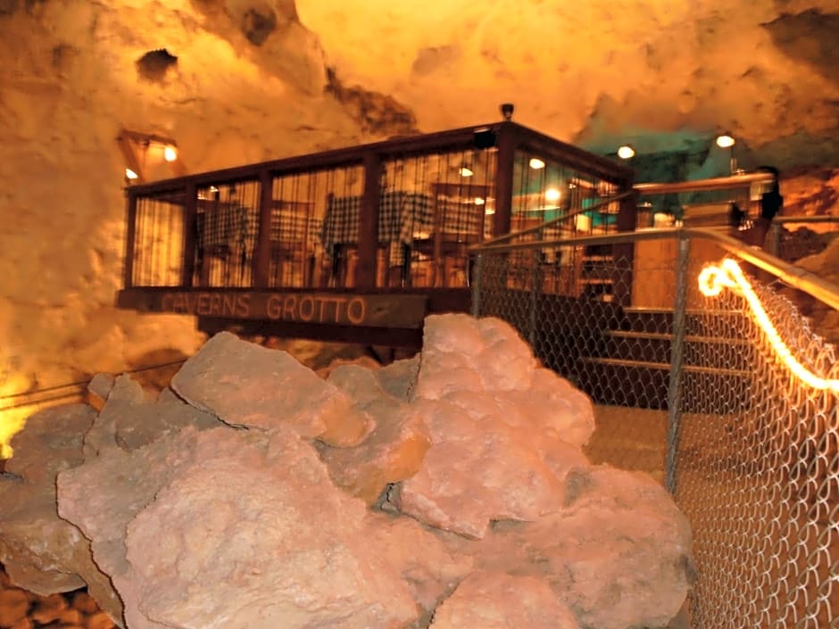 Grand Canyon Caverns Inn