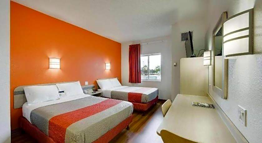 Motel 6-Brampton, ON - Toronto