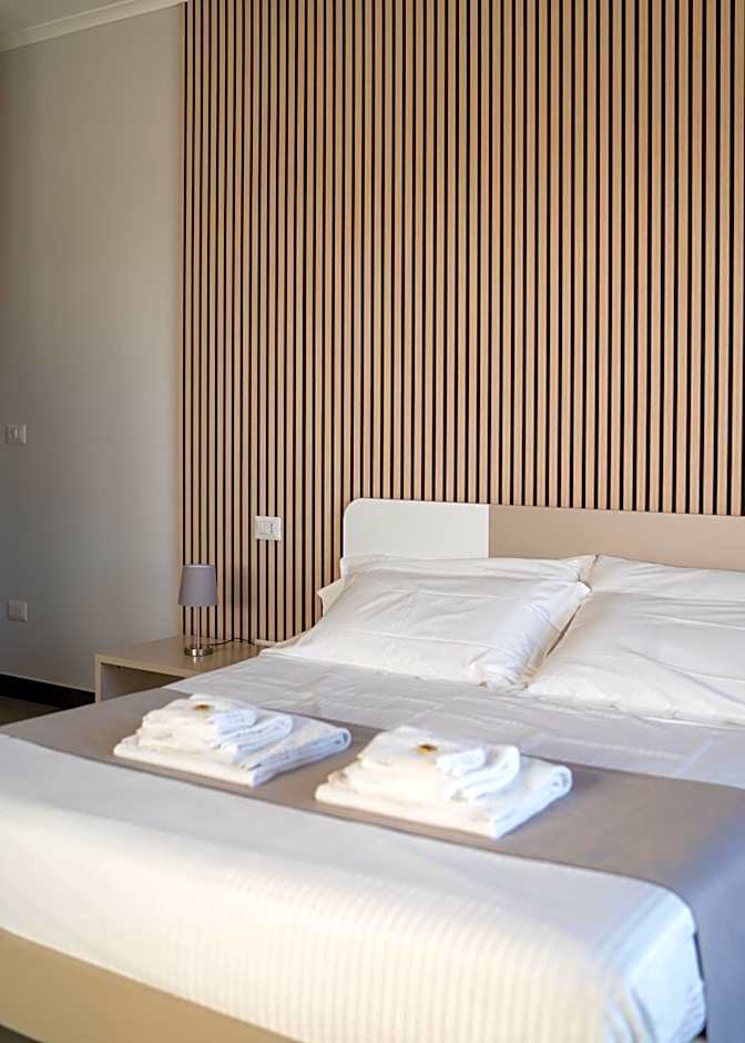 Skyline Rooms & Suites