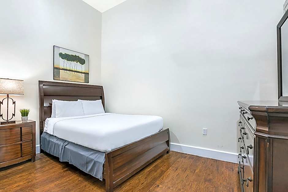 Stylish 4BR condo in Downtown by Hosteeva