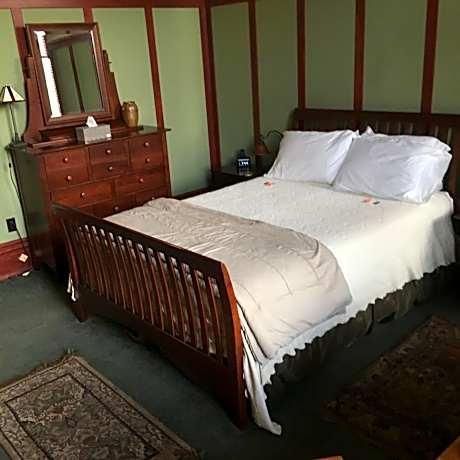 Deluxe Queen Suite