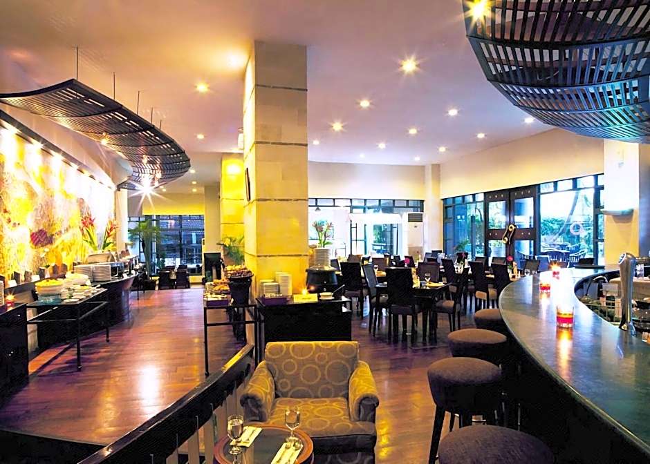 Grand Tropic Suites Hotel