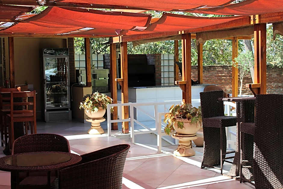 Casa Mia Lodge & Restaurant