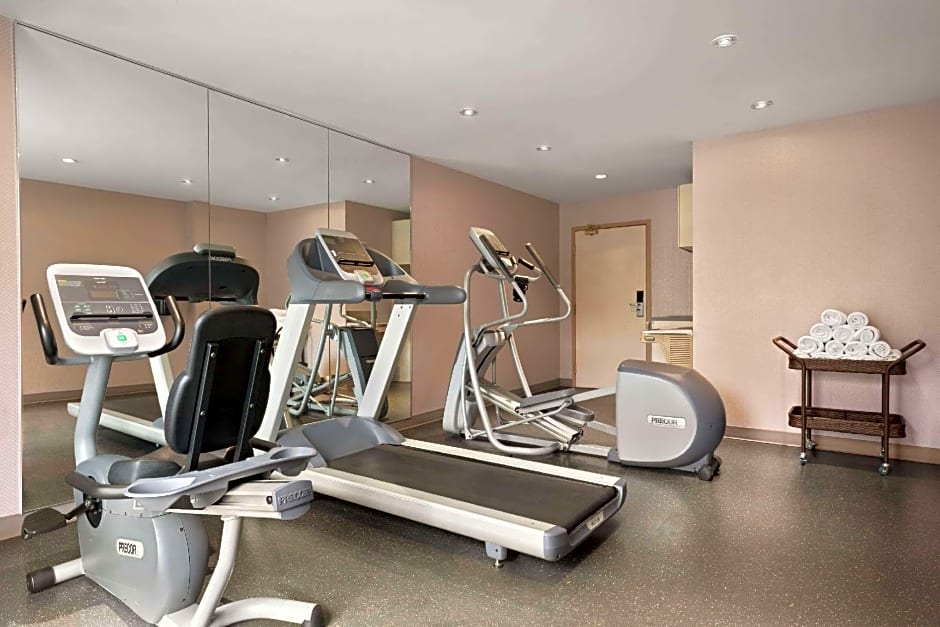 Travelodge by Wyndham Oshawa Whitby