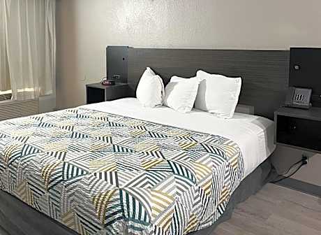 Queen Room - Non-Smoking