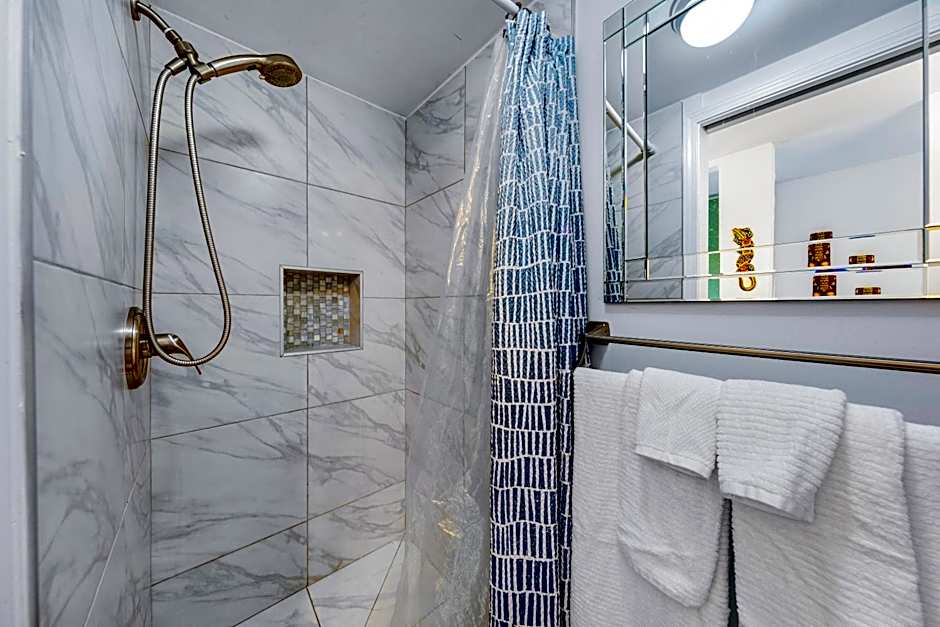 DOWNTOWN Hawaiian Theme Condo with Hot Tub, Pool & Beach - Kona Islander Inn