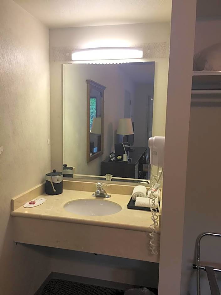 Super 8 by Wyndham Kelowna BC