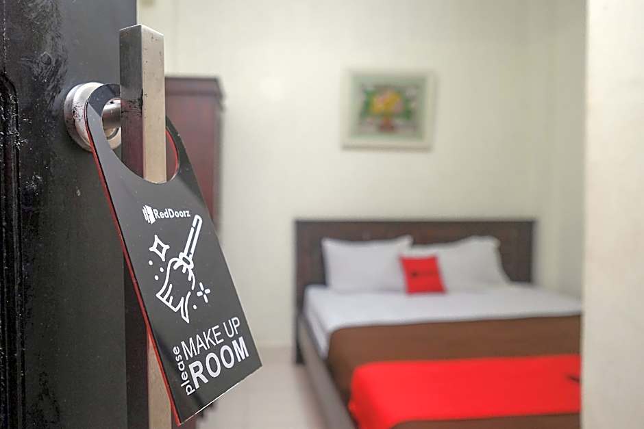 RedDoorz @ Hotel Rich Parepare near Pantai Mattirotasi