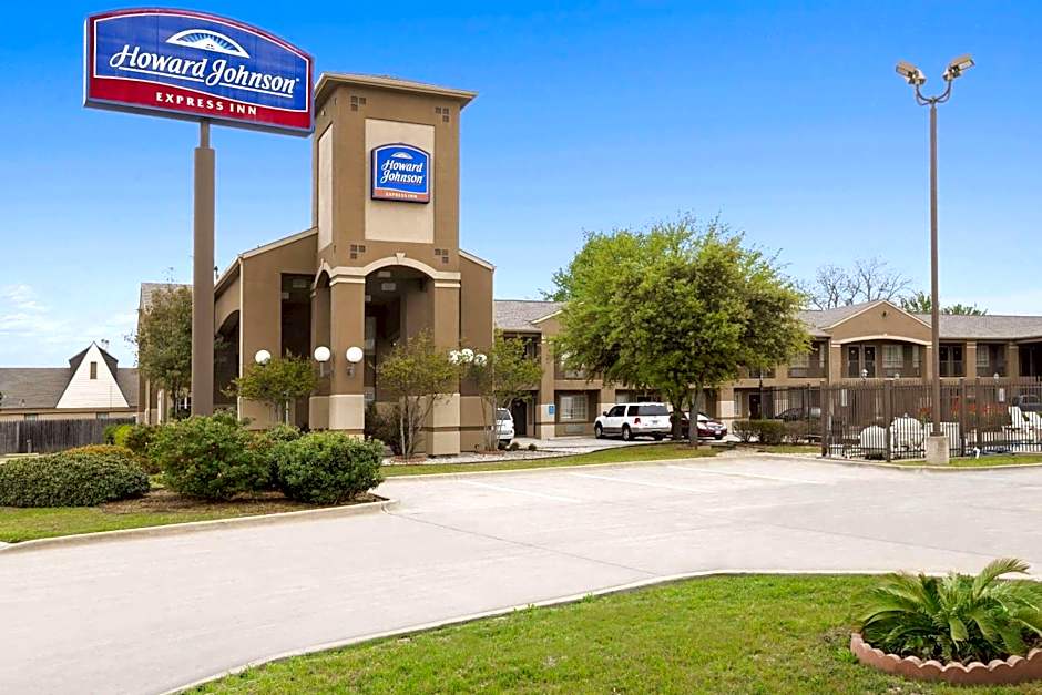 Howard Johnson by Wyndham Grand Prairie Near Lone Star Park