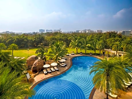 Standard 1 Queen Bed Poolside