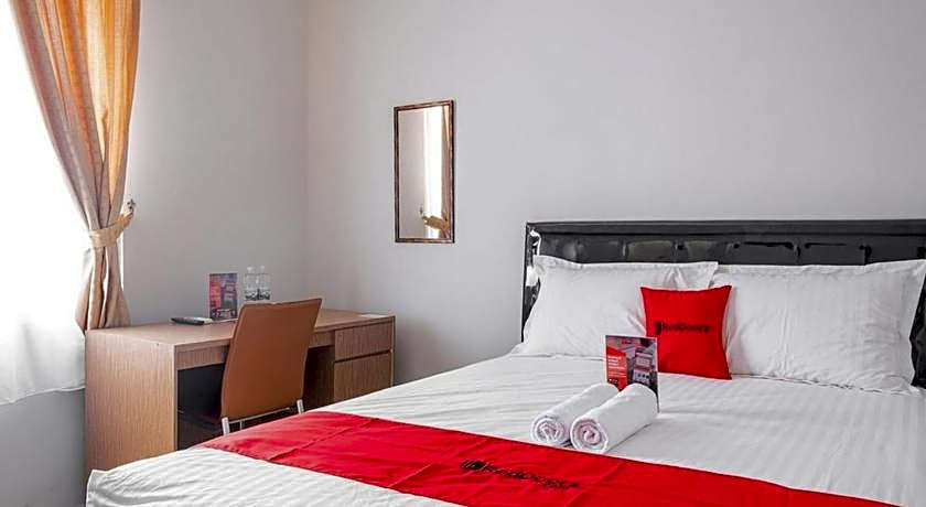 RedDoorz near Siloam Karawaci 3