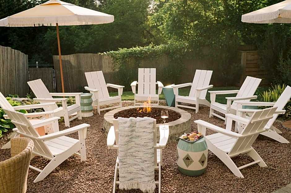 The June Motel, Prince Edward County