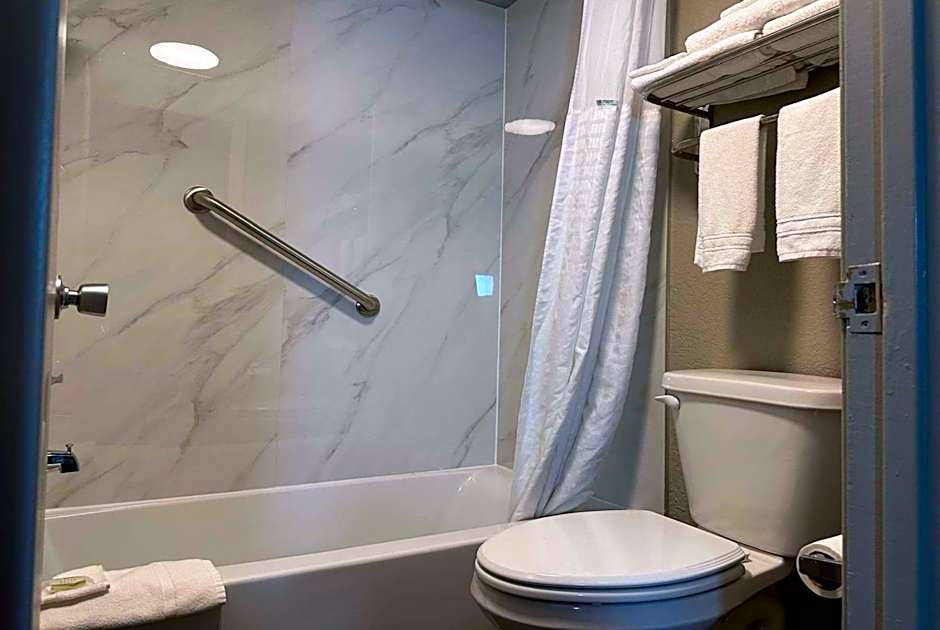 Super 8 by Wyndham Monroe