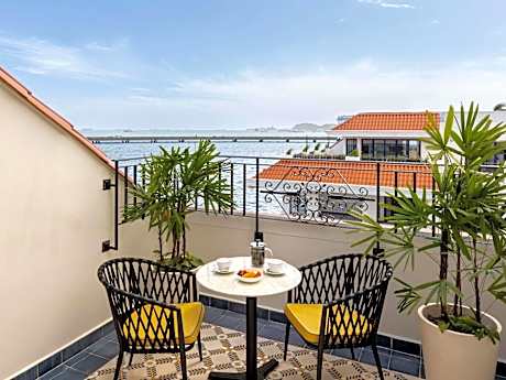 LUXURY 1 KING PLAZA VIEW WITH BALCONY