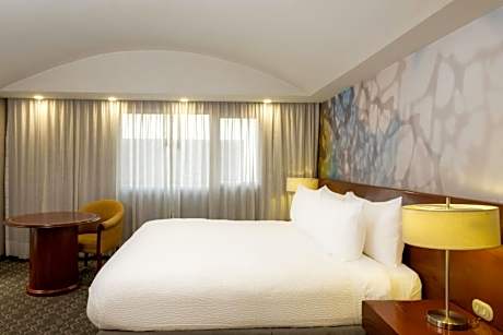 2 Bedroom Suite, Bedroom 1: 1 King, Bedroom 2: 1 Double