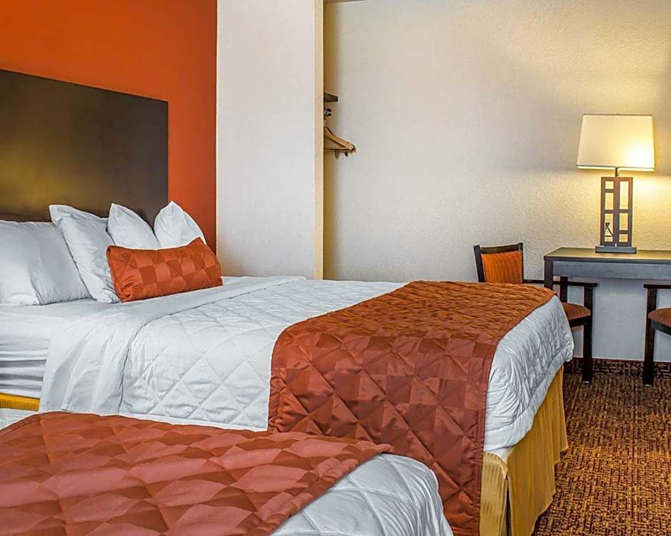 Rodeway Inn & Suites Near Okoboji Lake