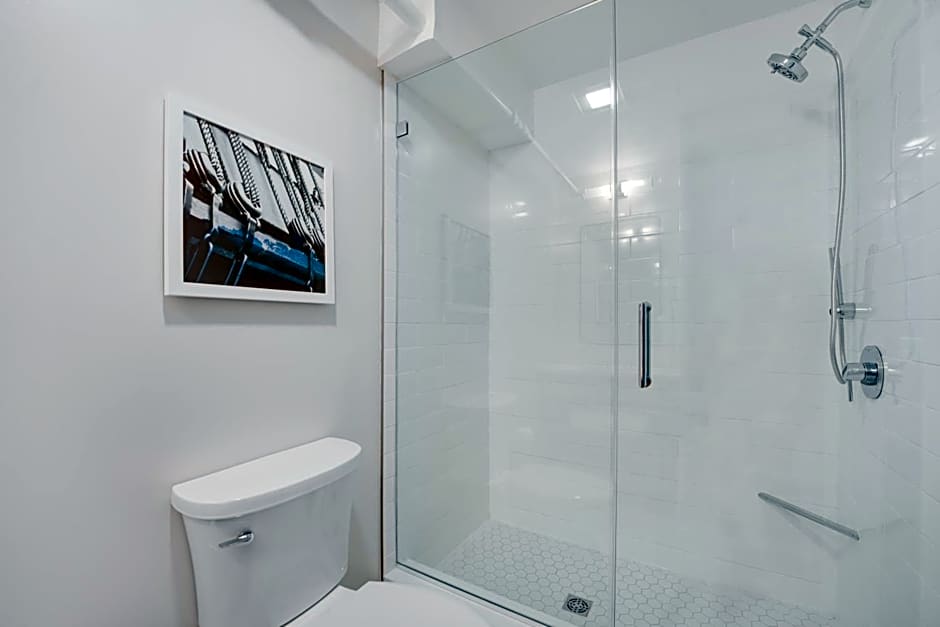 Newport Beach Hotel And Suites