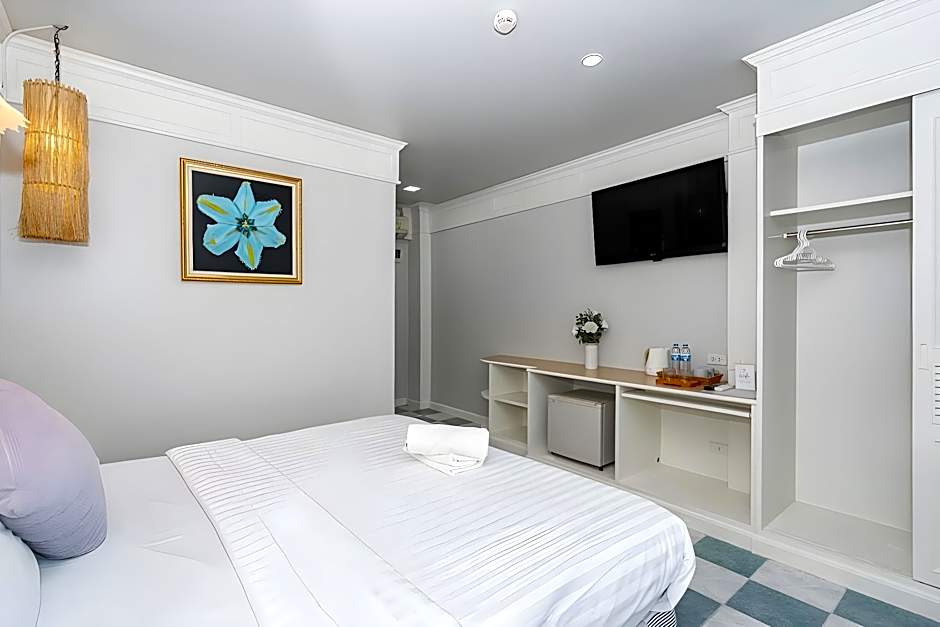 Patong Social Hotel and Restaurant