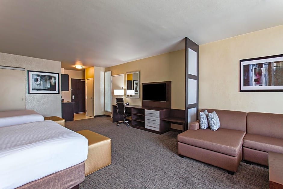 Holiday Inn Express & Suites Anaheim Resort Area, an IHG Hotel