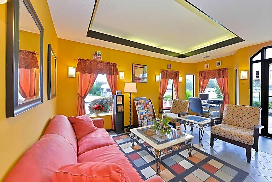 Econo Lodge Inn & Suites