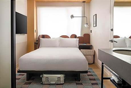 1 Queen Bed