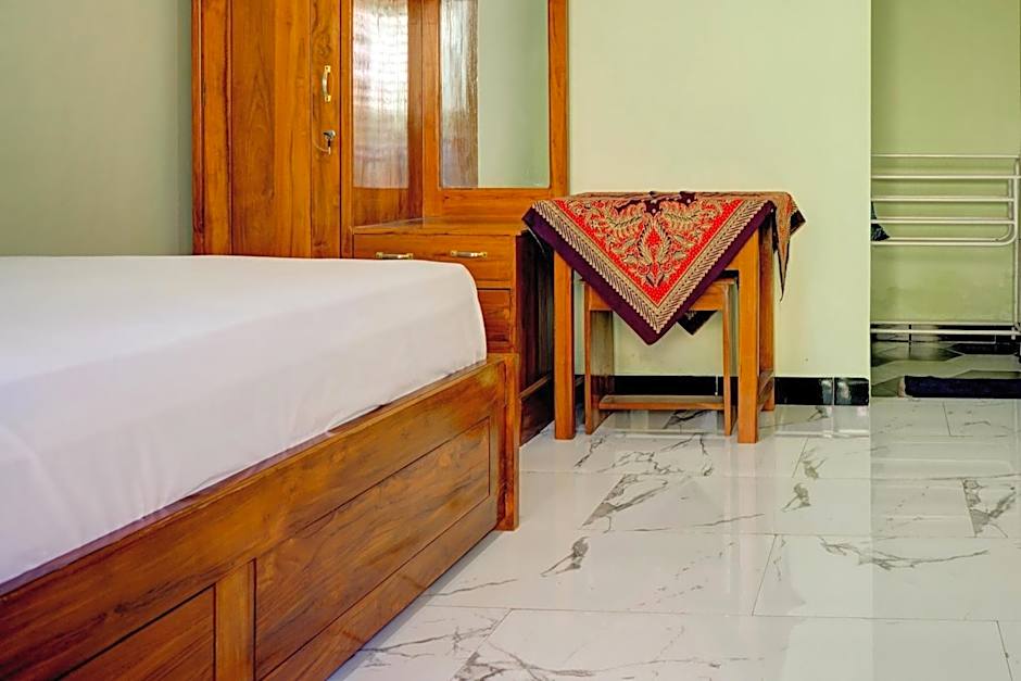 OYO Life 92922 Kost Bu Mala 1 Syariah