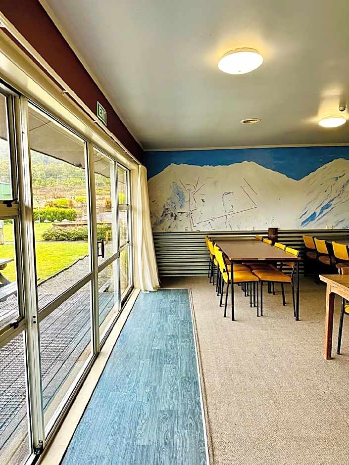 The Crossing Lodge and Backpackers