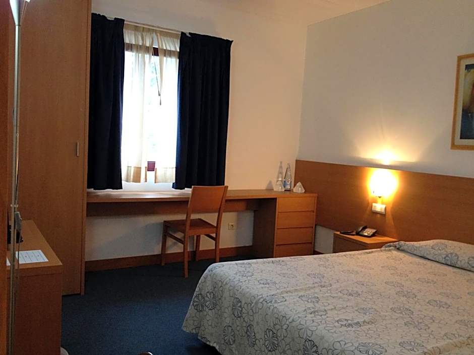 Photo 1 of 5 of Double Room