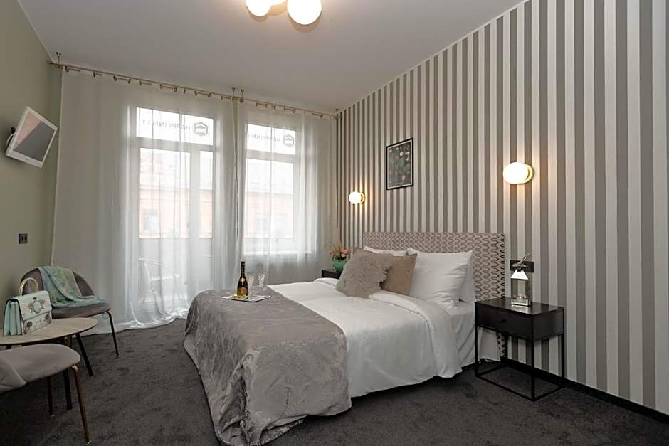 Happy Inn Rooms & Suites