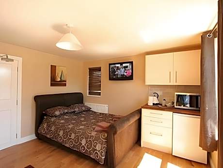 Central Studios Gloucester Road by RoomsBooked - Free Parking