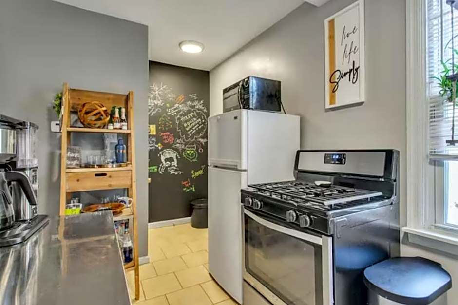 Studio near Arsenal Park l Street Parking
