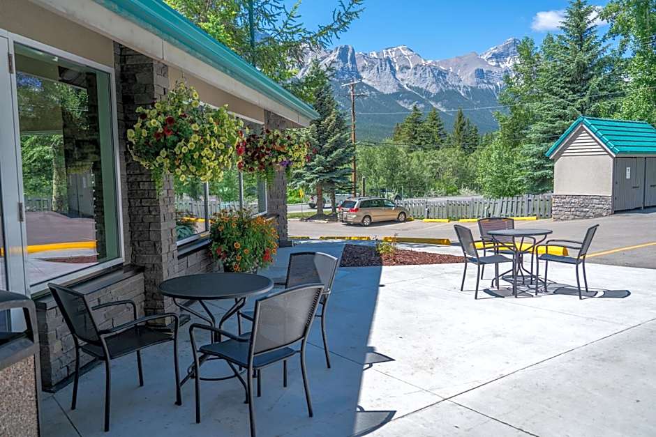 Pocaterra Inn & Waterslide