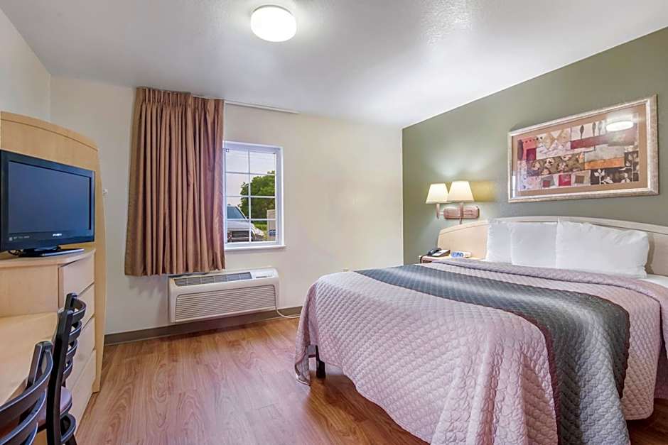 HomeTowne Studios & Suites Bentonville