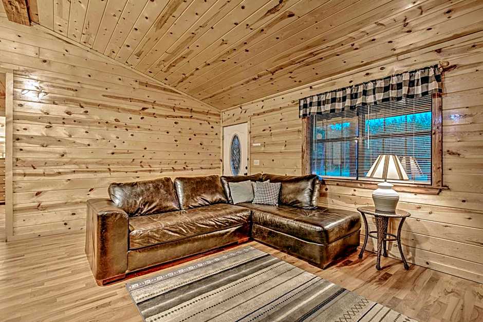 Broken Bow Starlight Cabin with Private Hot Tub!