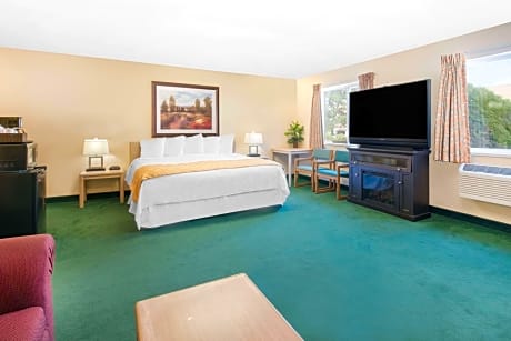 1 King Bed Deluxe Studio Suite Non-Smoking
