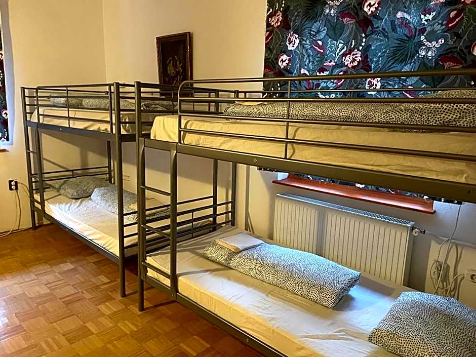 Balazs Guesthouse - in a green area, with our own garden - next to Metro 4 station