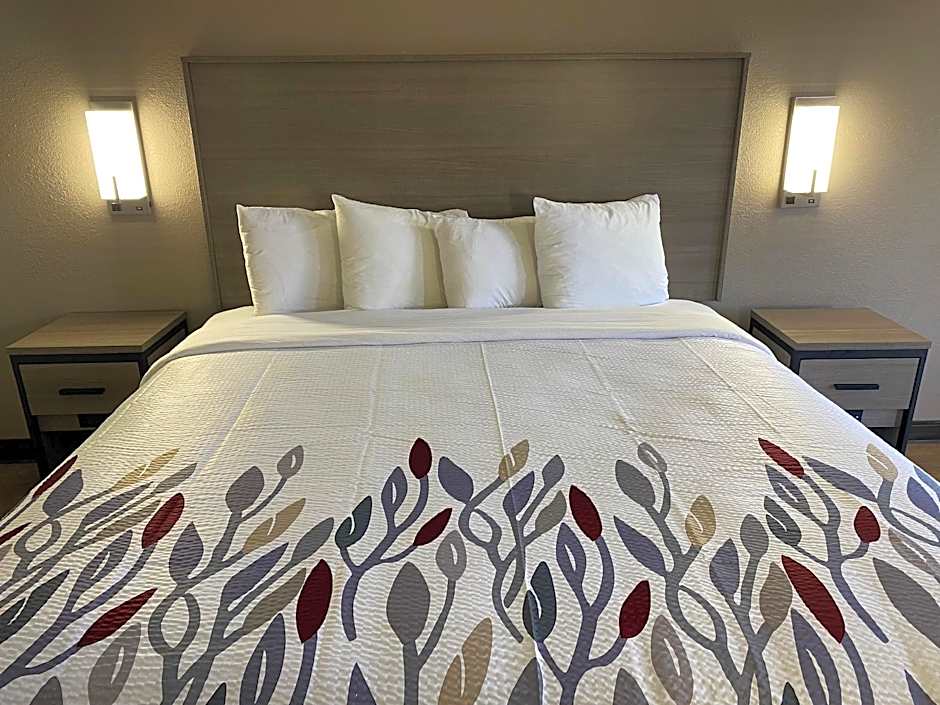 Photo 1 of 8 of Superior 1 King Bed, Smoking