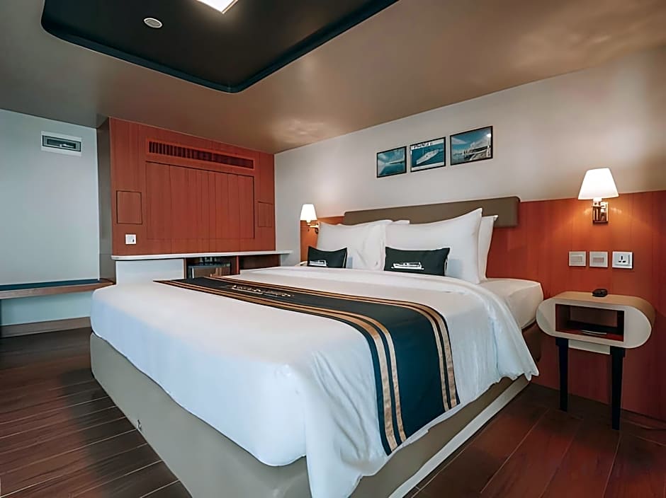 Doulos Phos The Ship Hotel