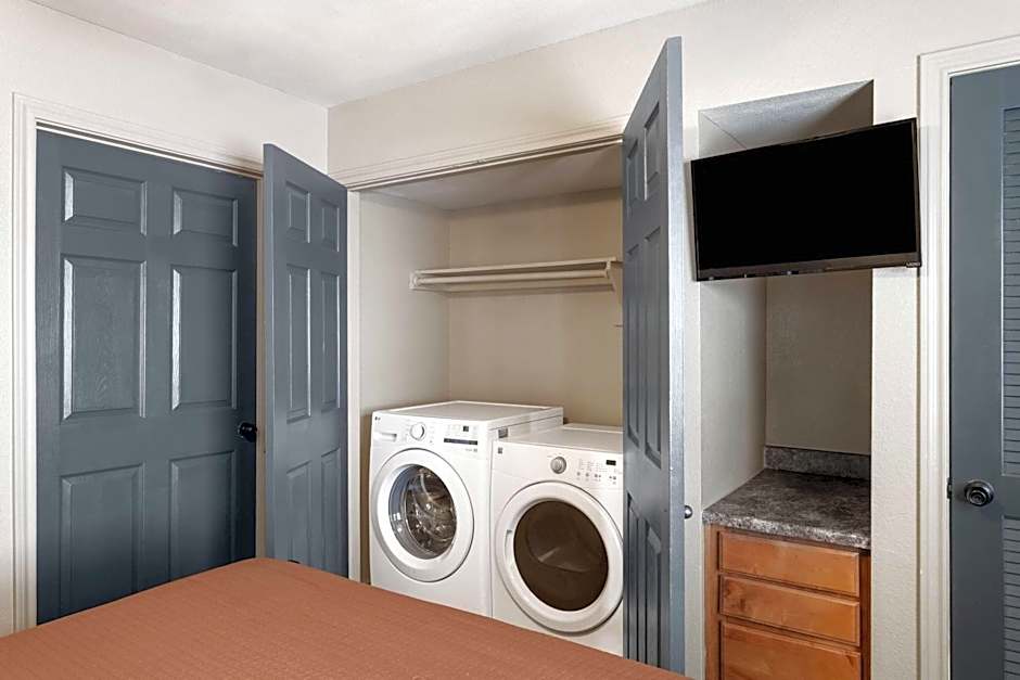 Eagle's Den Suites Big Spring a Travelodge by Wyndham