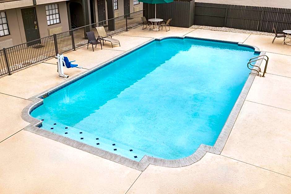 La Quinta Inn & Suites by Wyndham San Antonio Lackland