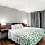 HomeTowne Studios by Red Roof Richmond - Airport Sandston